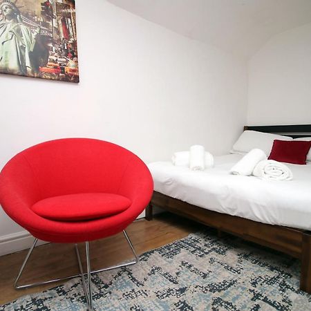 Lovely Studio Flat With Free Parking - Near To City Center Суонзи Екстериор снимка