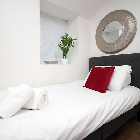 Lovely Studio Flat With Free Parking - Near To City Center Суонзи Екстериор снимка
