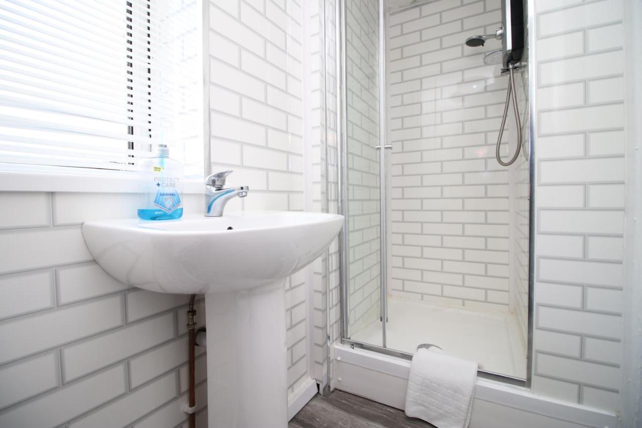 Lovely Studio Flat With Free Parking - Near To City Center Суонзи Екстериор снимка