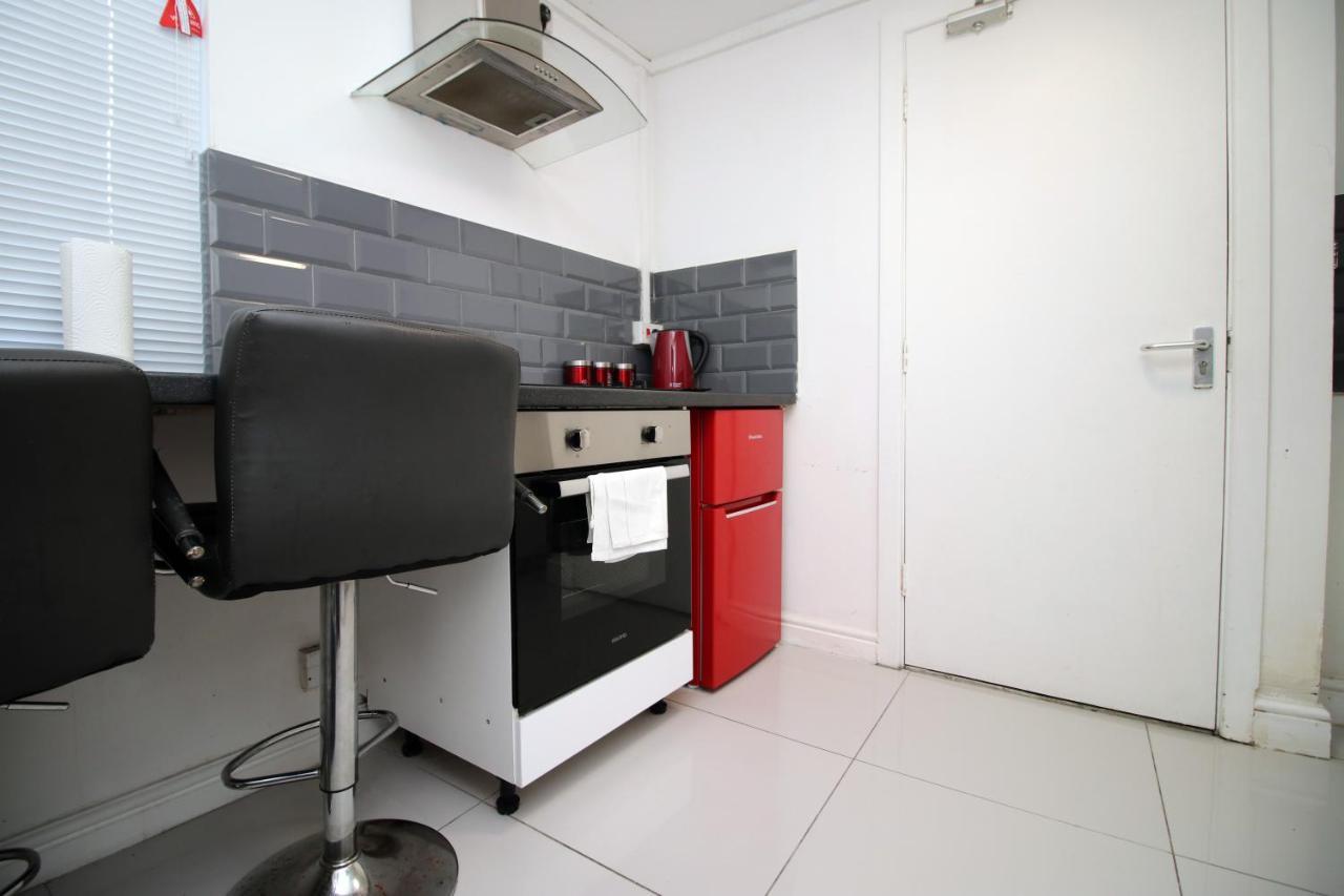 Lovely Studio Flat With Free Parking - Near To City Center Суонзи Екстериор снимка